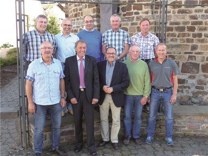 Der Ortsgemeinderat: (h.v.l.) E. Wagner, A. Bürger (Neuwahl), j. Schomisch, B. Retterath (Neuwahl), B. Wagner, (v.v.l.) A. Görgen (1.BG), H.-J. Schäfer (OB), G. Heilmann (BM-VG), G. Retterath, Th. Pung.  Privat