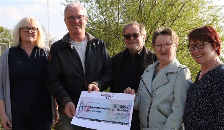 Der Ortsringvorsitzende Thomas Kirsch (2.v.l.) und die Mitglieder des Ortsringes Moselweiß, Martina Porn und Karl Weber als Kassierer übergeben der Vorsitzenden der AWO-Moselweiß, Anne-Leonie Balmes (2.v.r.) und deren Vertreterin, Melanie Ragge-Müller, den Scheck zum Erlös des Weihnachtsmarktes. Foto: Hans Geißen