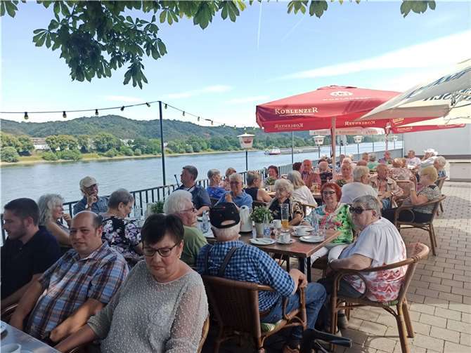 Der Ortsverband Rhens des Sozialverbands VdK hatte zu einem Kaffeenachmittag in den am Rhein gelegenen Biergarten des Hotels Zur Kripp in Koblenz-Stolzenfels eingeladen. Foto: Scherf
