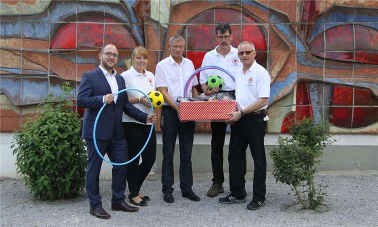 Der Ortsverein überreichte Schulleiter Bernd Görlitz zahlreiche Sport- und Spielutensilien für die Schülerinnen und Schüler der Grundschule. privat