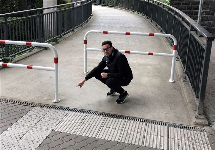 Der Ortsvereinsvorsitzende Dennis Feldmann an der Problemstelle.Quelle: SPD Lützel