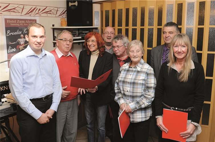 Der Ortsvereinsvorsitzende Jörg Kampmann (l.) und Petra Elsner ehrten langjährige Mitglieder. FIX