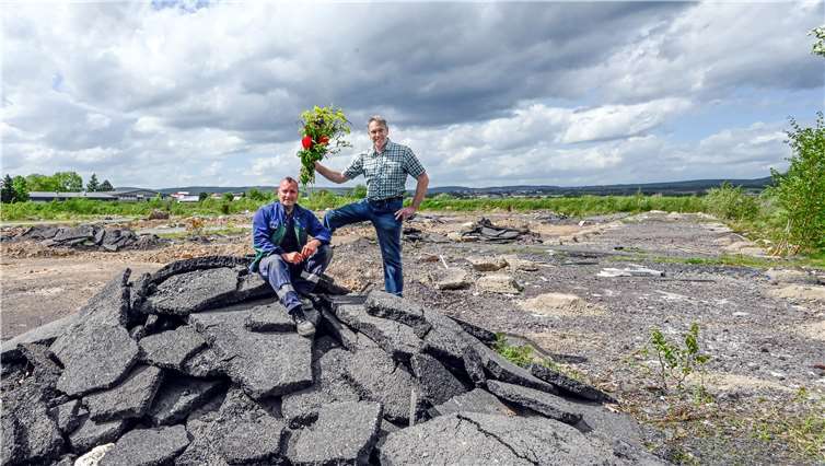 Der Ortsvereinsvorsitzende und Stadtratsmitglied Christian Scheidgen und Vorstandsmitglied Dirk Mühleib überzeugten sich bei einer Ortsbesichtigung von der aktuellen Lage und von den Gestaltungsmöglichkeiten als Blumen- und Bienenwiese.Foto: SPD Ortsverein Gladbach-Block