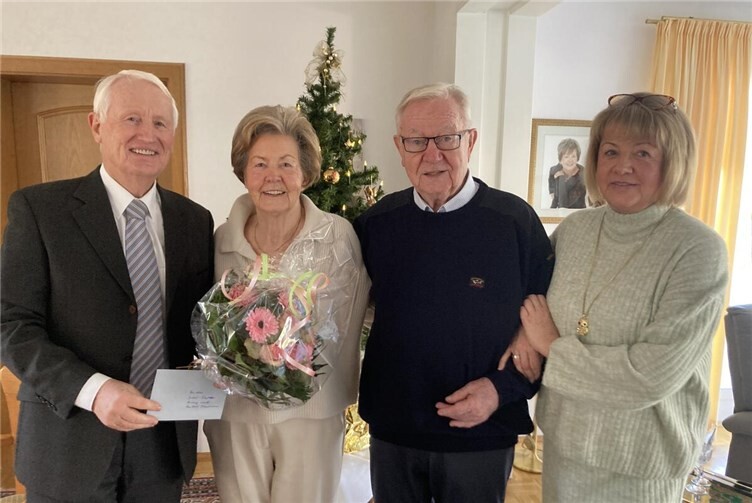 Der Ortsvorsitzende Dr. Heinz Schmitz und die Tochter der Jubilare, Petra Baumann-Kreft, in ihrer Funktion als Mitgliederbeauftragte, gratulieren Anni und Herbert Baumann zur Eiserenen Hochzeit.Foto: Petra Bauer