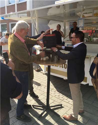 Der Ortsvorsteher beim Fassanstich im vergangenen JahrFotos: privat