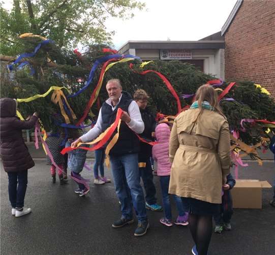 Der Ortsvorsteher hilft beim Schmücken. Privat