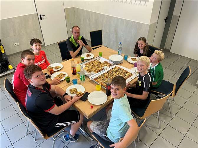 Der Ortsvorsteher lud in enger Zusammenarbeit mit den verantwortlichen Leitern der einzelnen Abteilungen zum „leckeren Pizzaessen“ ein.  Foto: OG Oedingen
