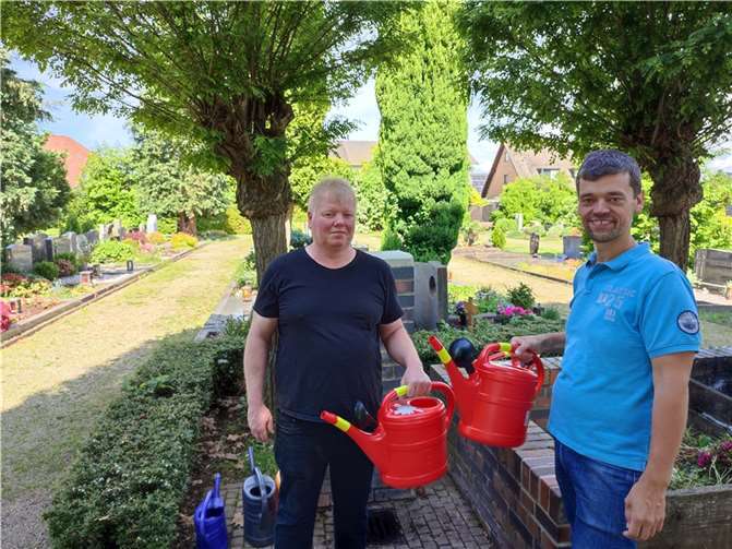 Der Ortsvorsteher schritt zur Tat und besorgte fünf leuchtend rote Gießkannen. Foto: privat