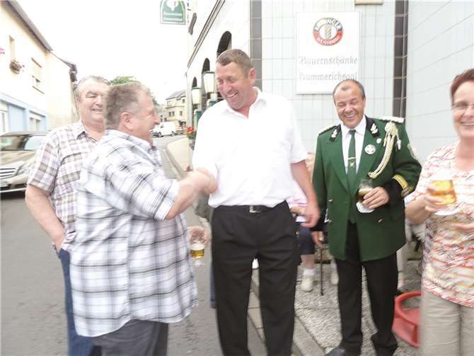 Der Ortsvorsteher von Kretz gratuliert dem neuen Würdenträger vor dessen Haus.