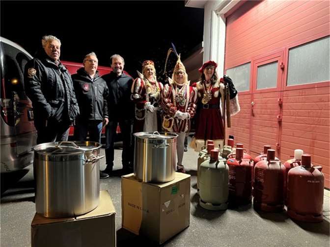 Der Ortsvorsteher von Ramershoven, Thomas Bayer, freute sich sichtlich, als er kürzlich der freiwilligen Feuerwehr Ramershoven und ihrem Löschgruppenführer Christian Schragen zwei Kochtöpfe, á 36 Liter Fassungsvermögen, und zehn große Gasflaschen übergeben konnte. Foto: privat