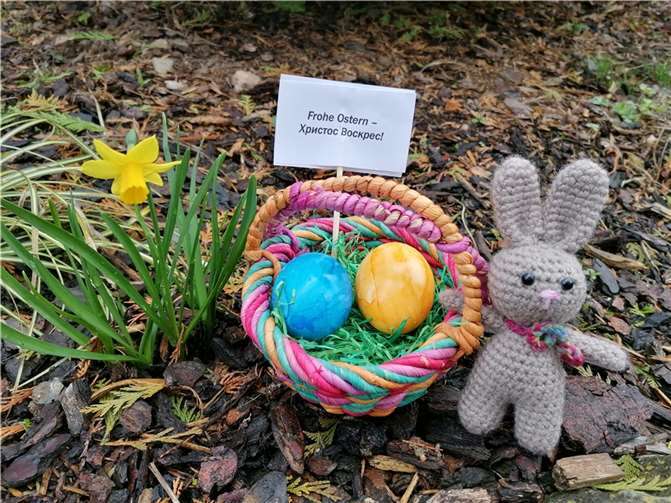 Der Osterhase hat die Eier dieses Jahr blau und gelb gefärbt; auf dem Schild steht „Frohe Ostern“ auf Ukrainisch.  Foto: SCHÜ