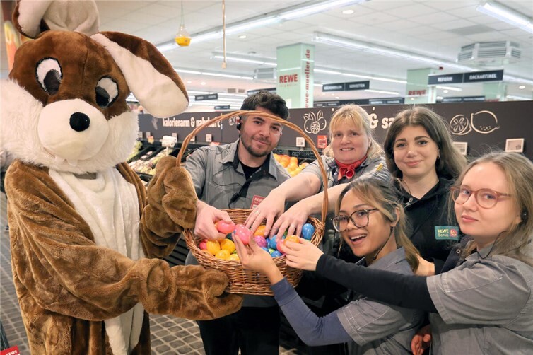 Der Osterhase machte auch im REWE-Markt von Jörg Müller  in Irlich/Feldkirchen Station.