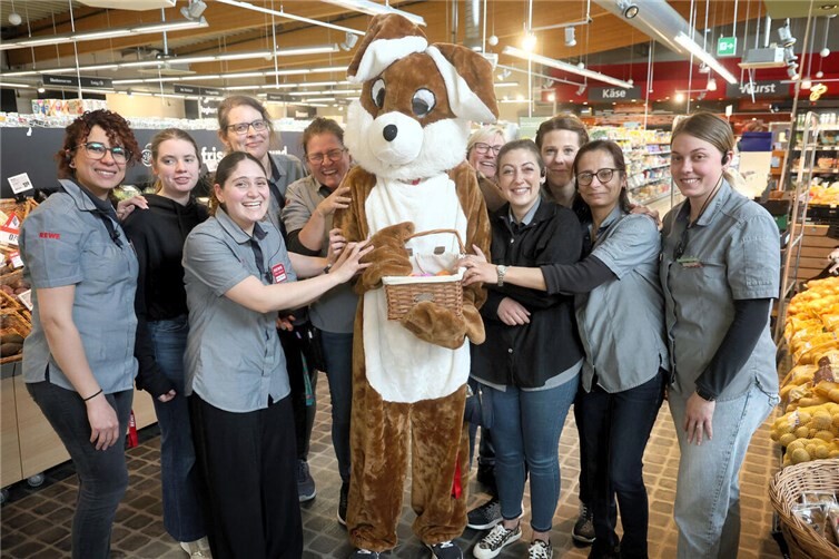 Der Osterhase machte auch im REWE-Markt von Jörg Müller  in Neuwied Station.