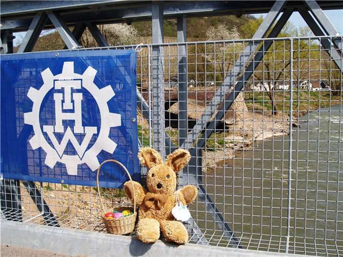 Der Osterhase mit seinem Körbchen an der THW-Brücke. Foto: SCHÜ