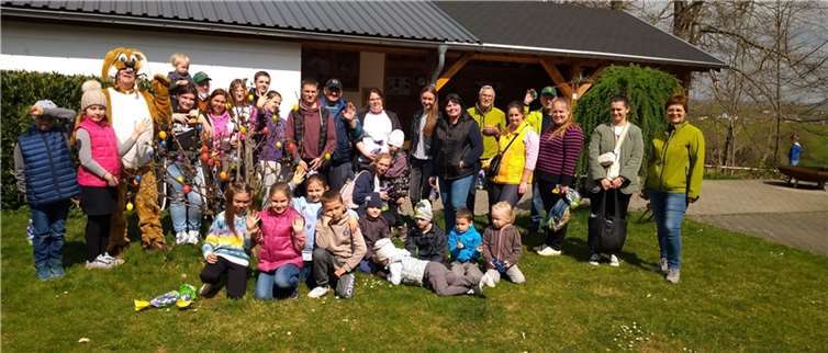 Der Osterhase traf dort auf eine große Gruppe von Kindern aus der Kita „Schatzfinder“ sowie eine weitere Gruppe von ukrainischen Kindern. Foto: privat