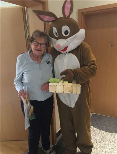 Der Osterhase und Frau Simons. Fotos: privat