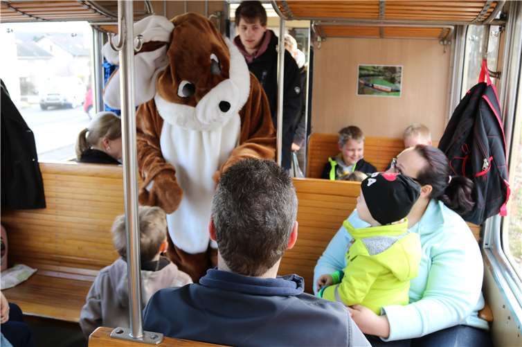 Der Osterhase war an Bord der Brohltalbahn gekommen.UP