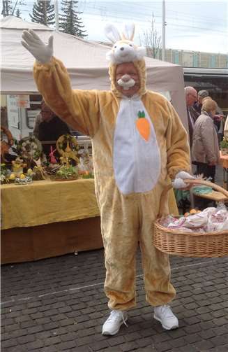 Der Osterhase wird kleine Kostproben der Marktstände verteilen.