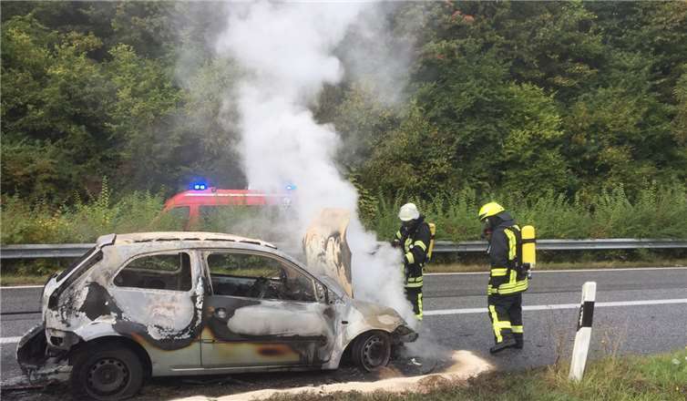 Der PKW brannte völlig aus.