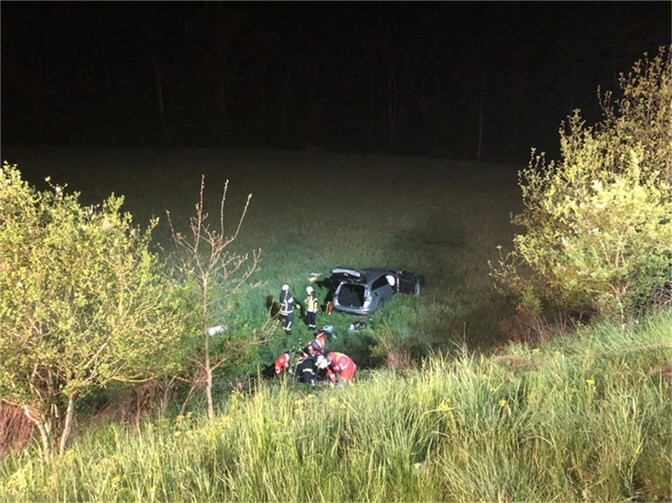 Der PKW flog eine Böschung hinab und kam erst mehrere Meter weiter in einem Feld zum Stehen. Foto: Polizeidirektion Mayen