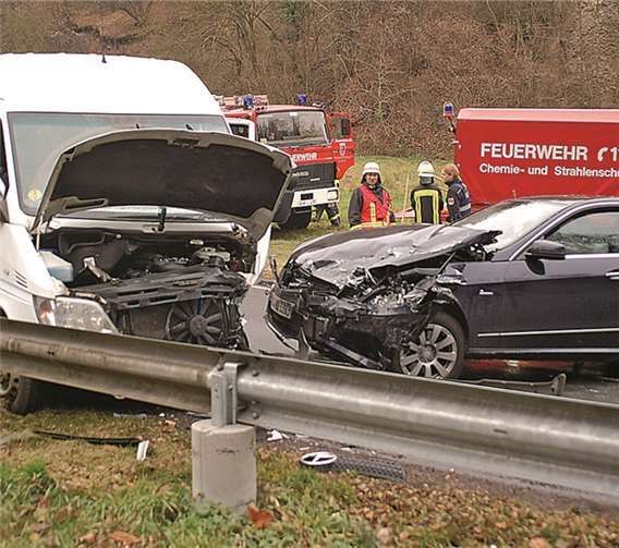 Der PKW kollidierte auf der Gegenspur mit einem Transporter.RÜ