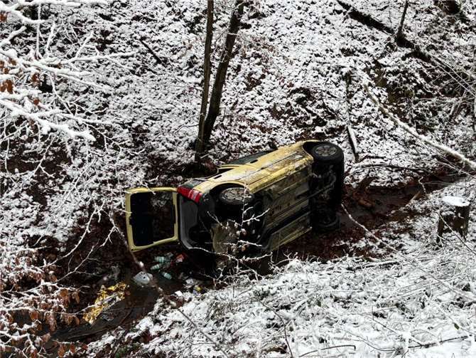 Der PKW stürzte eine etwa zehn Meter tiefe Böschung hinab.Fotos: Feuerwehr VG Puderbach/Alexander Neuer