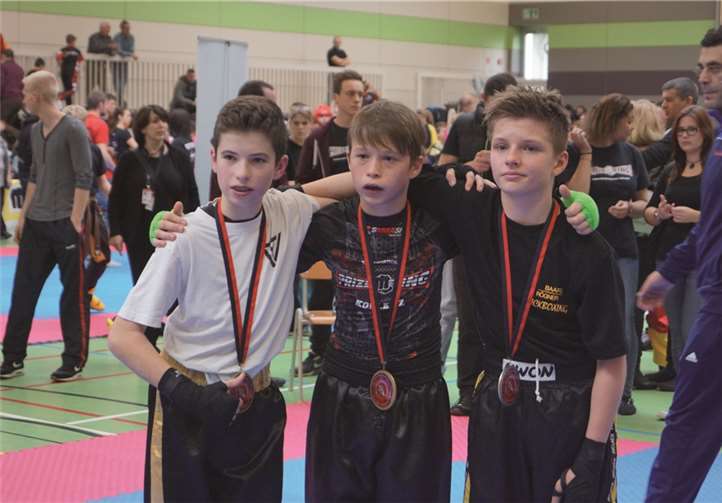 Der PRIZE-RING-Kämpfer Kersten Friesenhahn (M.) sichert sich den deutschen Meisterschaftstitel im Kickboxen.privat