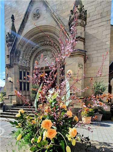 Der Palmsonntagsschmuck vor der Rosenkranzkirche. Foto: privat