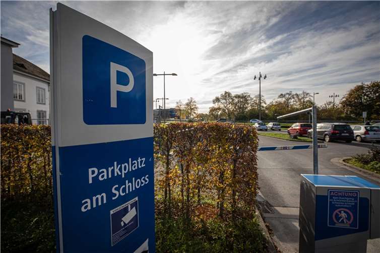 Der Parkplatz am Schloss wird ab 21. November gesperrt, da er für den Bau der neuen Pfaffendorfer Brücke benötigt wird. Foto: Stadt Koblenz/Egenolf