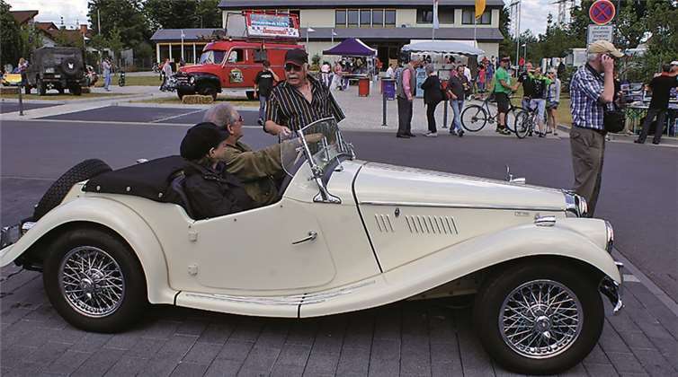 Der Parkplatz vor der Rheinlandhalle bot ausreichend Stellplätze für sehenswerte Fahrzeuge aus längst vergangenen Zeiten.GH