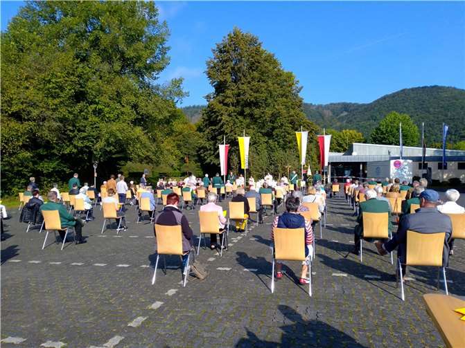 Der Parkplatz vor der Wiedhalle war gut besucht beim Festgottesdienst.