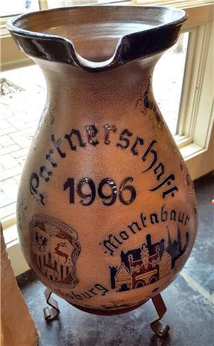 Der Partnerschaftskrug in Fredericksburg von 1996 aus Montabaur.