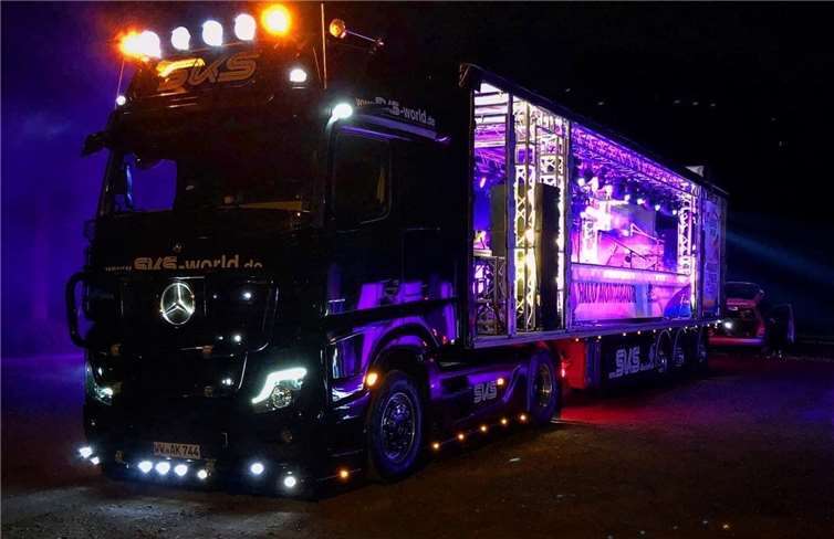 Der Party-Truck rollt mit der Partyband Sixpash am Samstagabend durch Montabaur. Fotos: Stadt Montabaur