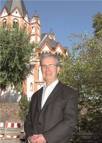 Der Pastor und seine langjährige Wirkungsstätte: Gerhard Hensel bei seinem Abschied vor dem Sinziger Wahrzeichen Sankt Peter.BL