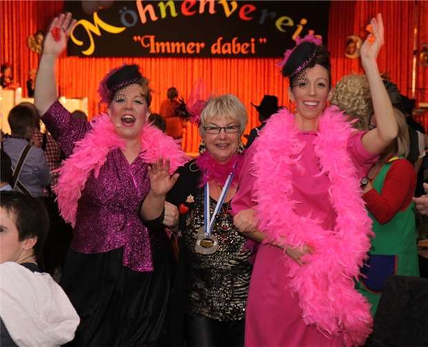 Der Pegasus-Orden ging an Ellen Schmidt (mi.) in Begleitung der beiden anderen Heli-Sisters.