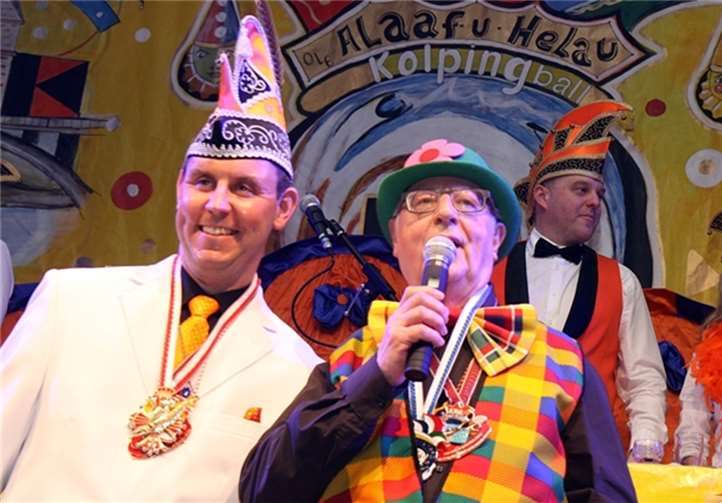 Der Pegasusorden ging an den scheidenden Ortsbürgermeister Franz Lehmler. Sitzungspräsident Peter Beisel (Li.) dankte Lehmler für mehr als drei Jahrzehnte Einsatz für „seine“ Gemeinde.