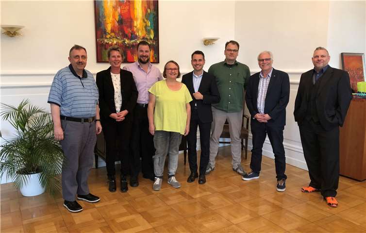 Der Personalrat der Universität beim Kennenlerngespräch: (v.l.) Dr. K.-J. Ziegler, H. Knauf, Dr. F. Thompson, K. Glaubitz, Oberbürgermeister D. Langner, Dr. A. Eul, Personalratsvorsitzender H.-J. Becker, R. Schmitt. privat