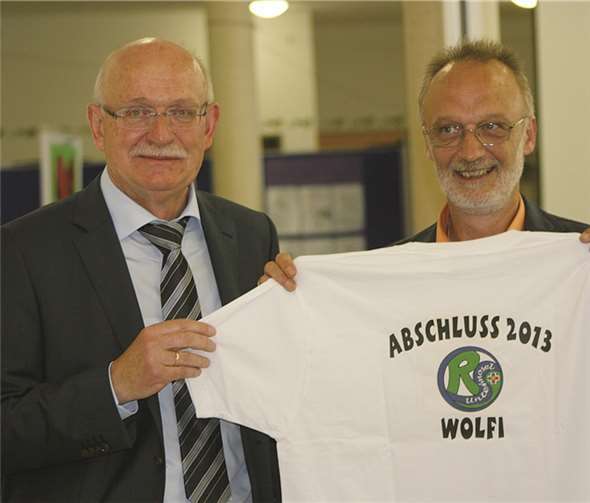 Der Personalrat verabschiedet sich bei Herrn Wilke mit einem Abschluss-Shirt.