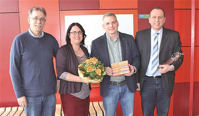 Der Personalratsvorsitzende Karl-Josef Schäfer, Schulleiter Timo Djelassi und Bürgermeister Johannes Bell gratulieren Andrea Lilienthal recht herzlich. (v.l.). privat