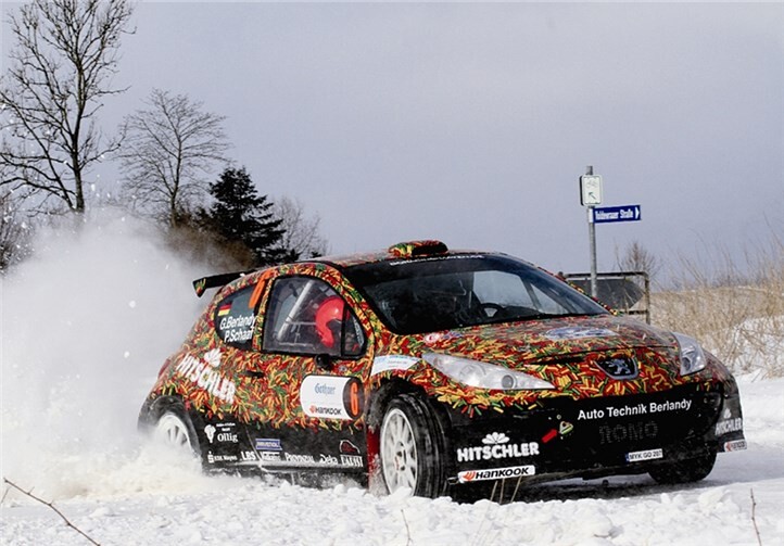 Der Peugeot 207 S2000 kämpft sich durch den Schnee.privat
