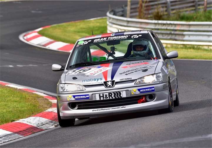 Der Peugeot 306 S16 von Achim und Jürgen Nett im morgendlichen Zeittraining.