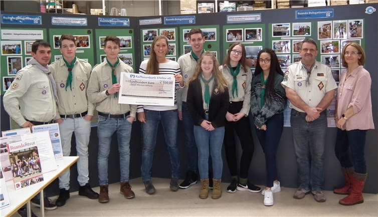 Der Pfadfinderstamm Carpe Diem überreichte in der röhrig-Ruanda-Ausstellung einen Scheck in Höhe von 500 Euro an Yvonne Röhrig zugunsten von FLY & HELP.Foto: Röhrig