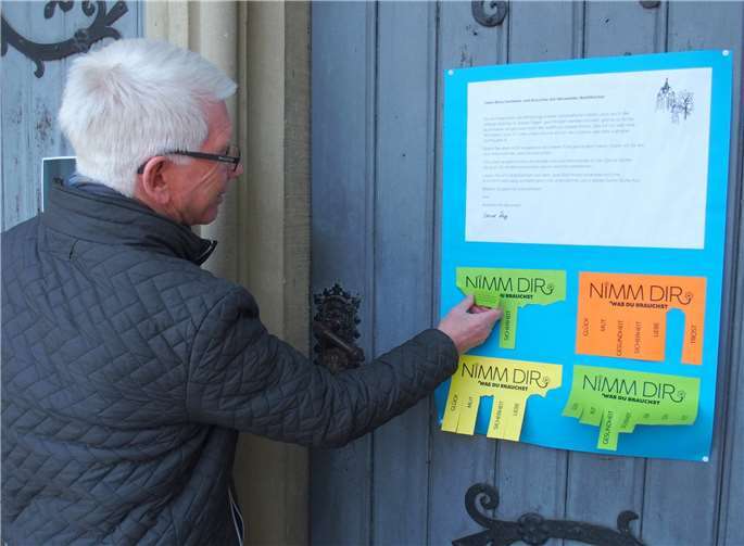 Der Pfarrer hängt in einschränkenden Corona-Zeiten Zettel zum Mitnehmen an die Kirchentür.Foto: jüg