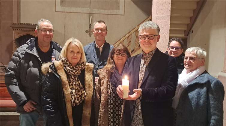 Der Pfarrgemeinderat von Sankt Dionysius Kruft: (Von links) Lothar Schmitz, Kirsten Baier, Pfarrer Norbert Missong, Anke Heinz, Vorsitzender Wolfgang Weber, Stefanie Kennert und Monika Bermel bieten das Friedenslicht zur Mitnahme an. Foto: Sandra Rheindorf-Weber