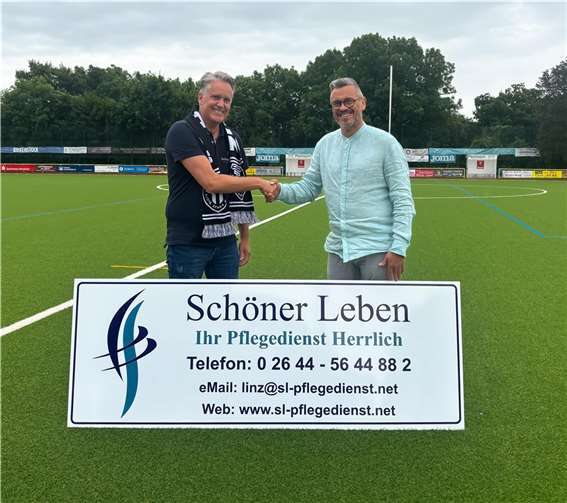Der Pflegedienst Herrlich unterstützt den VfB Linz künftig mit einer Bande auf dem Gelände des Kaiserbergstadions.  Foto: VfB Linz