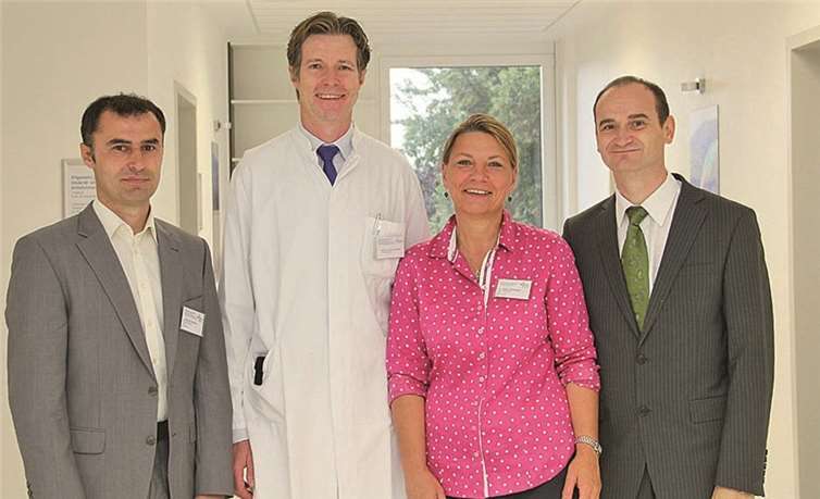 Der Pflegedirektor Blerim Hetemi (l.), die Krankenhausoberin Gaby Frömbgen und der Kaufmännischer Direktor Thomas Karls (r.) gratulieren dem frisch ernannten Professor Dr. Klaus Prenzel (2.v.l.). privat