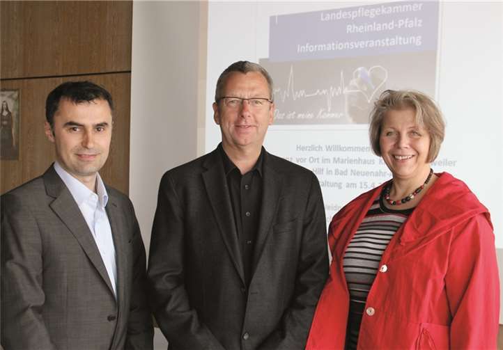 Der Pflegedirektor des Marienhaus Klinikums im Kreis Ahrweiler Blerim Hetemi (links) unterstützt die Informationsveranstaltungen der Gründungskonferenz Landespflegekammer Rheinland-Pfalz. Prof. Dr. Frank Weidner (mitte) und Renate Adam-Paffrath MScN (rechts) von der Philosophisch-Theologischen Hochschule Vallendar informierten die Pflegekräfte aus dem Kreis Ahrweiler. Cornelia Kreutzberg