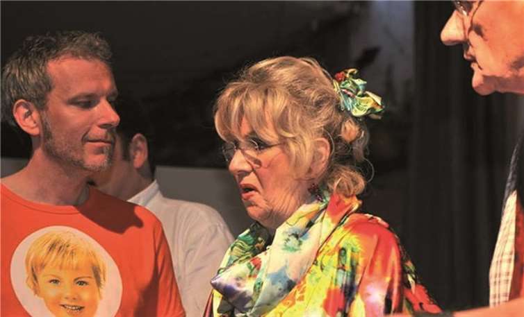 Der Pfleger der „Künstler-WG“ (Thomas Krämer, links) wird in die nicht immer legalen Aktionen der Bewohner hineingezogen.privat