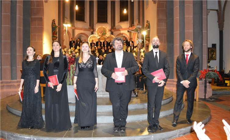 Der Philharmonische Chor Bonn, die Solisten,der Kammerchor und das Orchester erhielten zum Schluss des Konzertes standing ovations. Fotos: AB