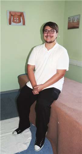 Der Physiotherapeut Benedikt Müller steht der Masseurin Birgitt Scharbach als fachlicher Leiter der Massagepraxis zur Seite. -FRE-